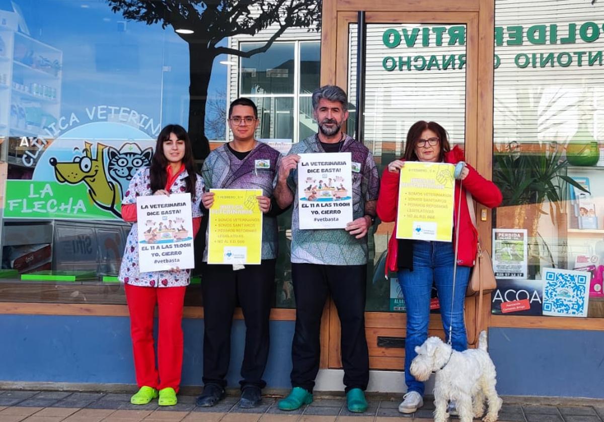 Una protesta a la puerta de una clínica veterinaria en La Flecha.