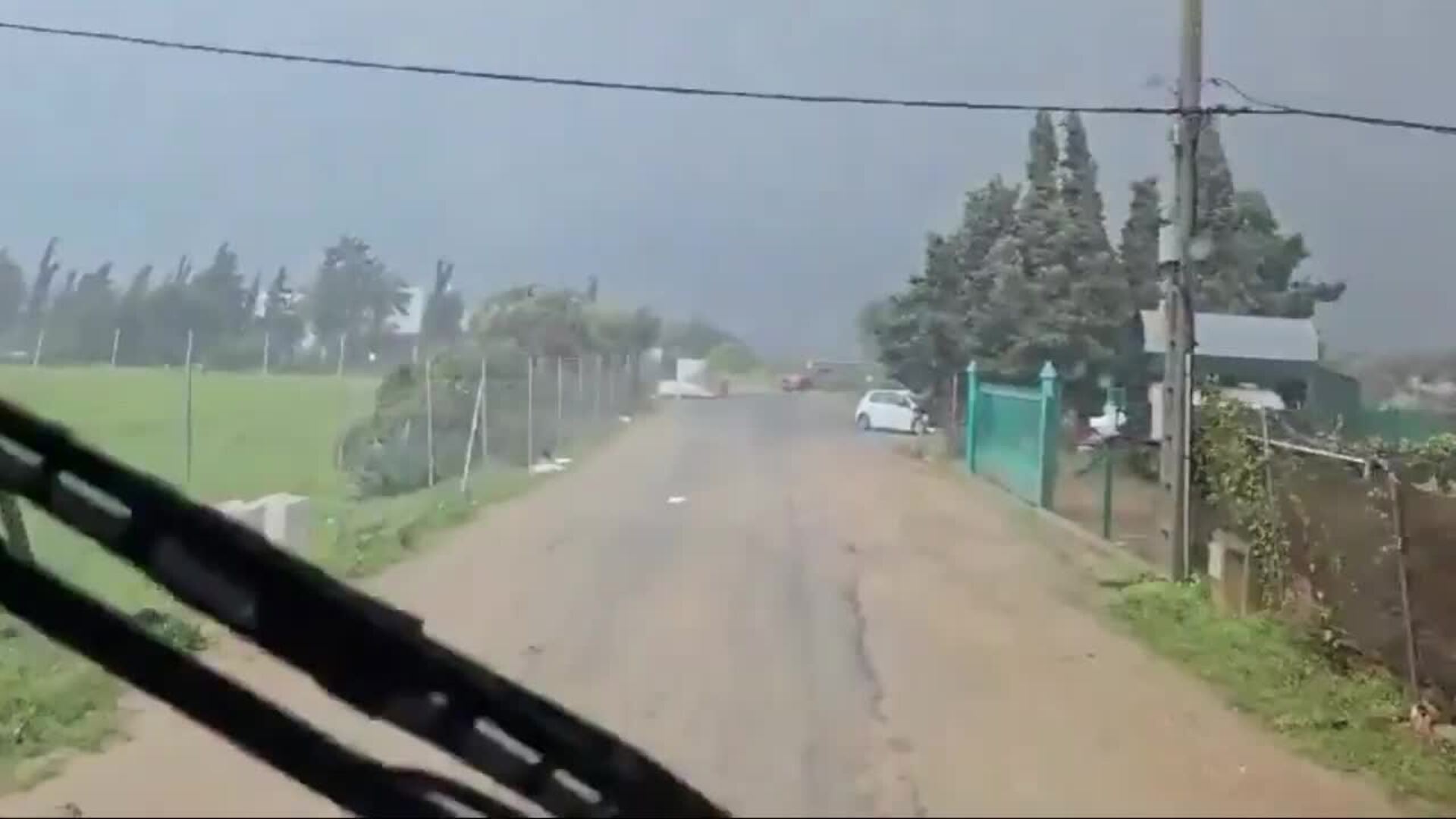 Un tornado en Huelva provoca la caída de árboles y postes de la luz