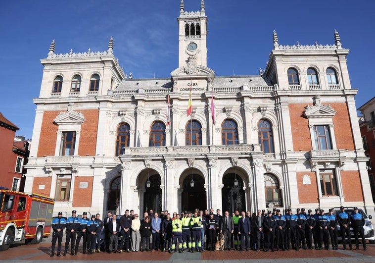 Foto de familia tras el acto de reconocimiento de la labor de los servicios municipales