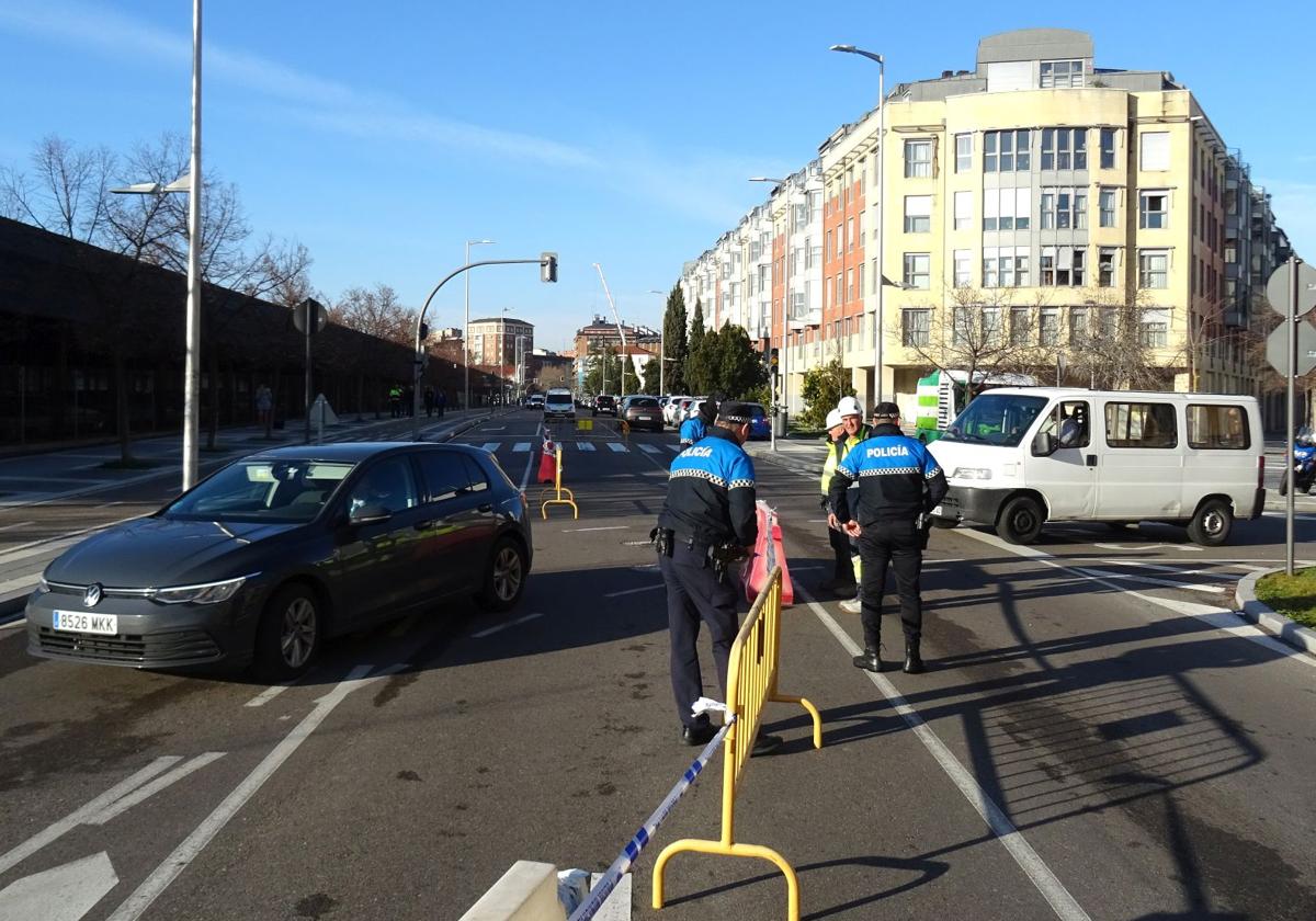 Los agentes desvían el tráfico desde Recondo y Estación al túnel que conduce a la a avenida de Segovia.