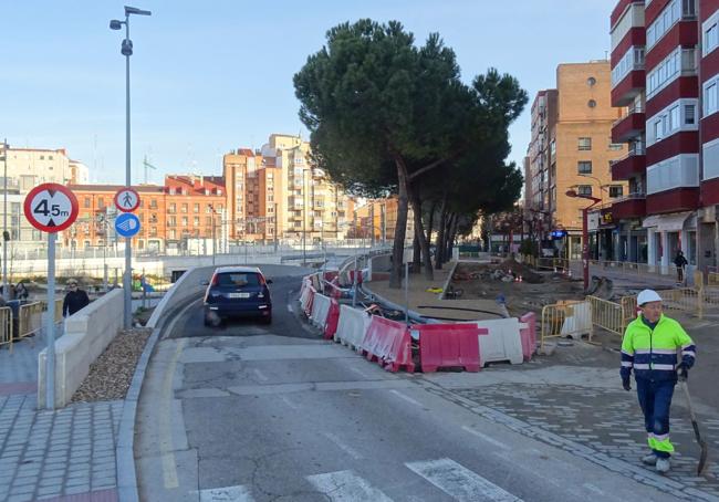 Carril cortado en la entrada al túnel de Labradores por las obras de urbanización del acceso a la calle Mallorca.