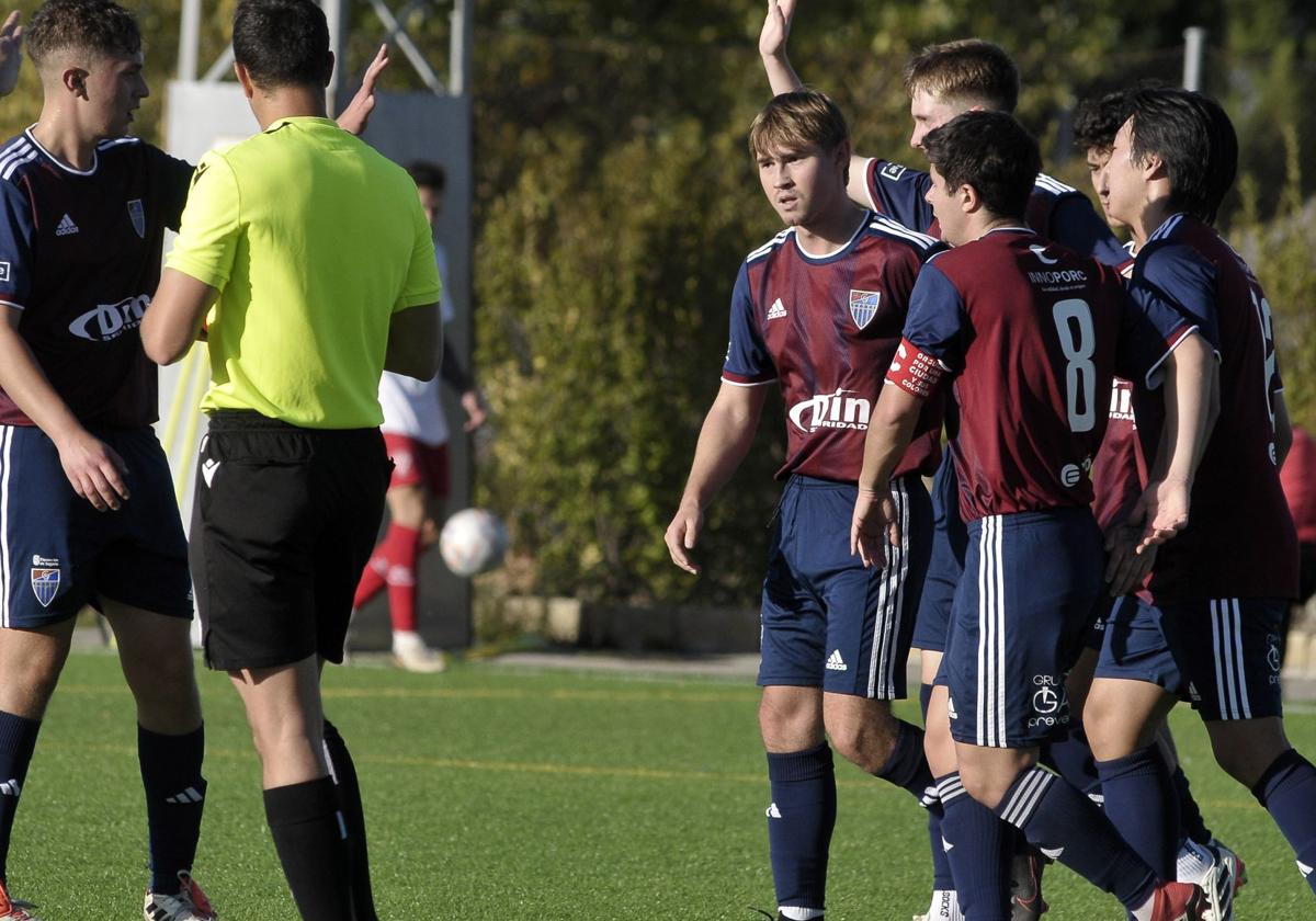 Jugadores del equipo provincial protestan al árbitro en un partido anterior.