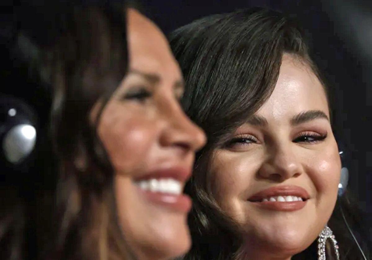 Karla Sofía Gascón (izda.) con Selena Gomez.