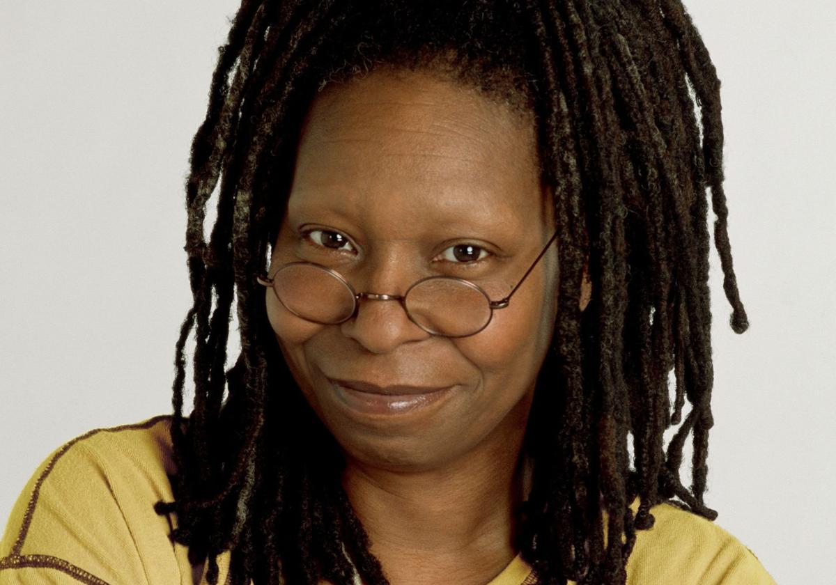 Whoopi Goldberg posando para una presentación