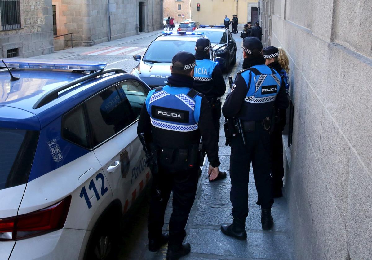 Agentes policiales realizan labores de vigilancia de detenidos en la Audiencia Provincial.