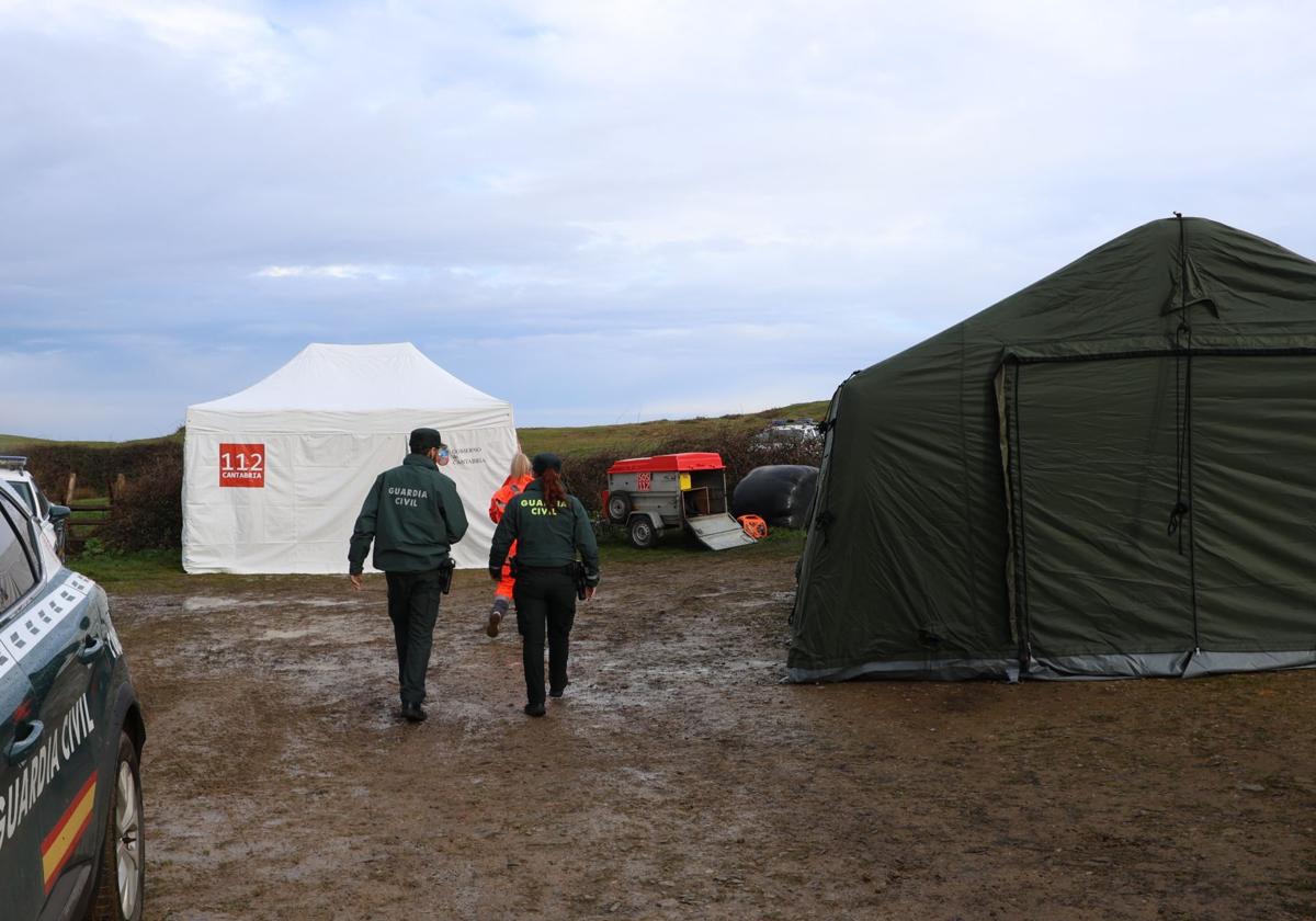 Agentes de la Guardia Civil participan en las labores de búsqueda en la costa de Isla, en Cantabria.