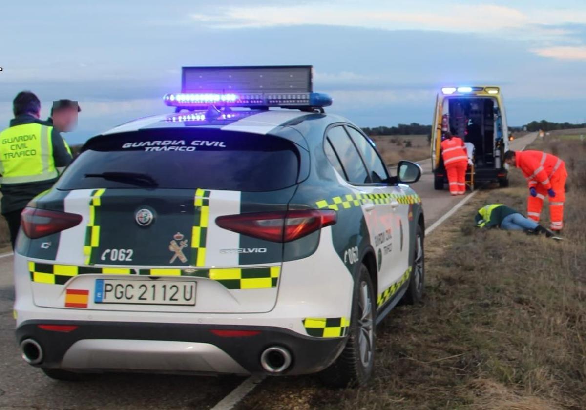 Los servicios sanitarios atienden a la mujer tendida sobre el arcén en Tariego de Cerrato.