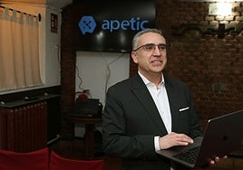 El presidente de Apetic, Fernando González, consulta el portátil.
