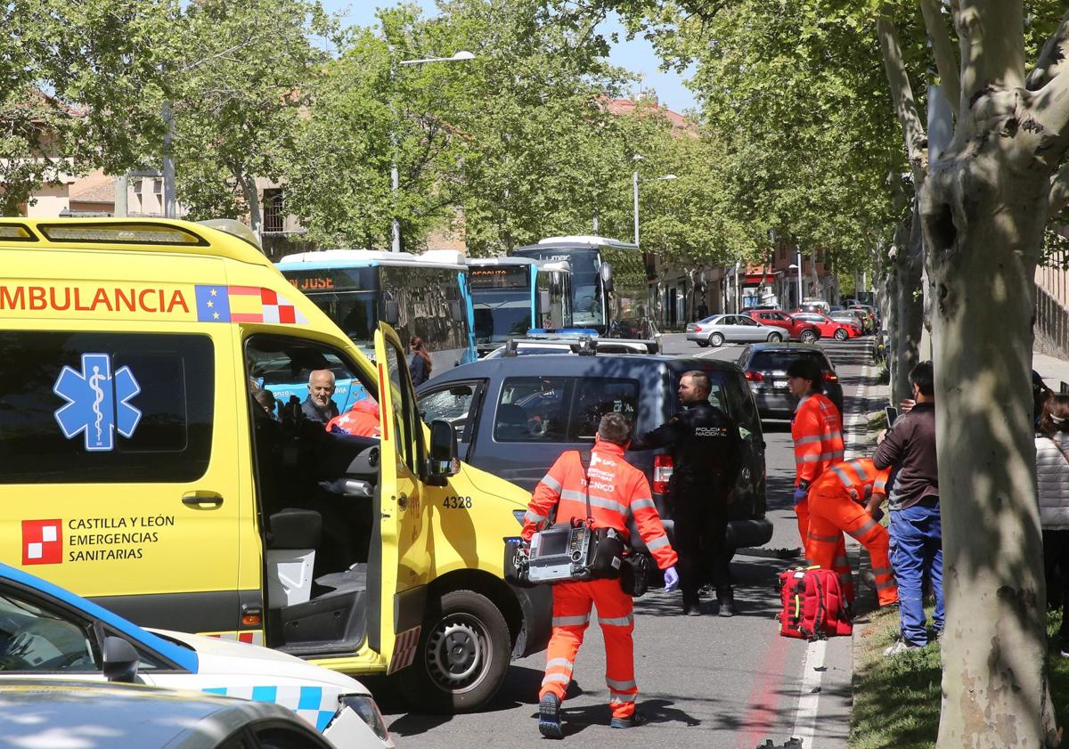 Imagen principal - Arriba, personal sanitario acude a un accidente vial en la ciudad; en el centro, bomberos y policías locales, junto a una ambulancia, en el incendio de un garaje, y abajo, rescate de montaña realizado el año pasado en la provincia.