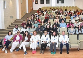 José Jolín, en primera fila con miembros del equipo directivo y con los alumnos en el acto de bienvenida.