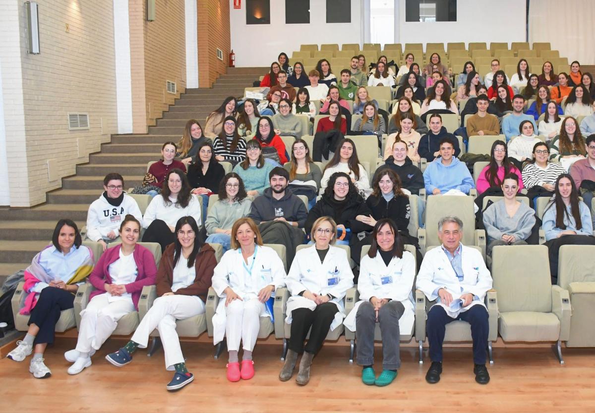 José Jolín, en primera fila con miembros del equipo directivo y con los alumnos en el acto de bienvenida.