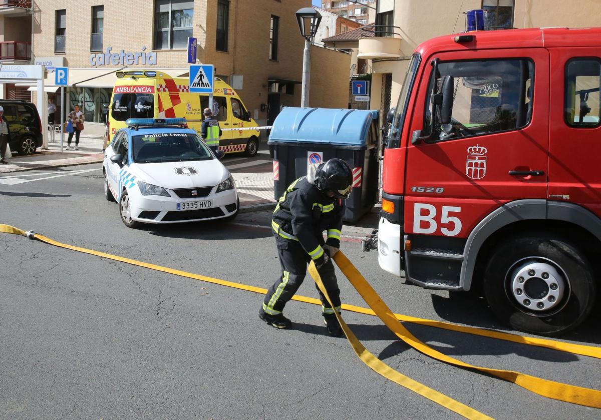 Imagen secundaria 1 - Arriba, personal sanitario acude a un accidente vial en la ciudad; en el centro, bomberos y policías locales, junto a una ambulancia, en el incendio de un garaje, y abajo, rescate de montaña realizado el año pasado en la provincia.