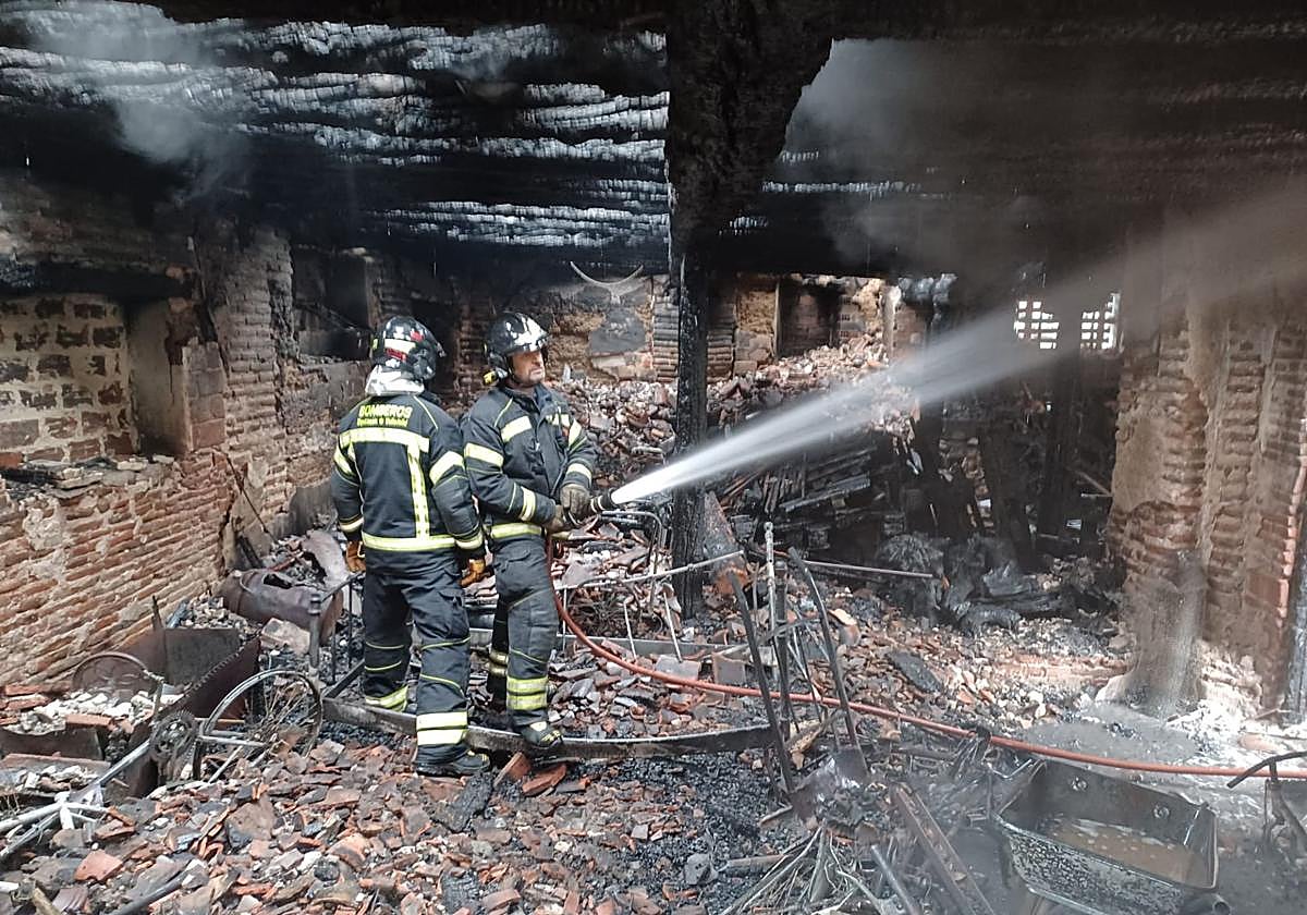 Los Bomberos de la Diputación sofocan un incendio en un merendero de Rueda.