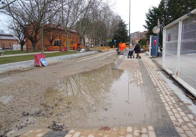 Charcos a la salida del aparcamiento del supermercado DIA del Callejón de la Alcoholera.