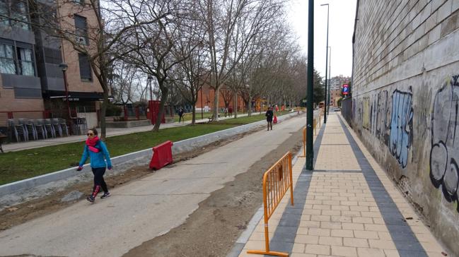 Imagen después - Estado anterior del tramo en obras del Callejón de la Alcoholera (2023) y el actual con la acera ya construida en la parte posterior del supermercado DIA.
