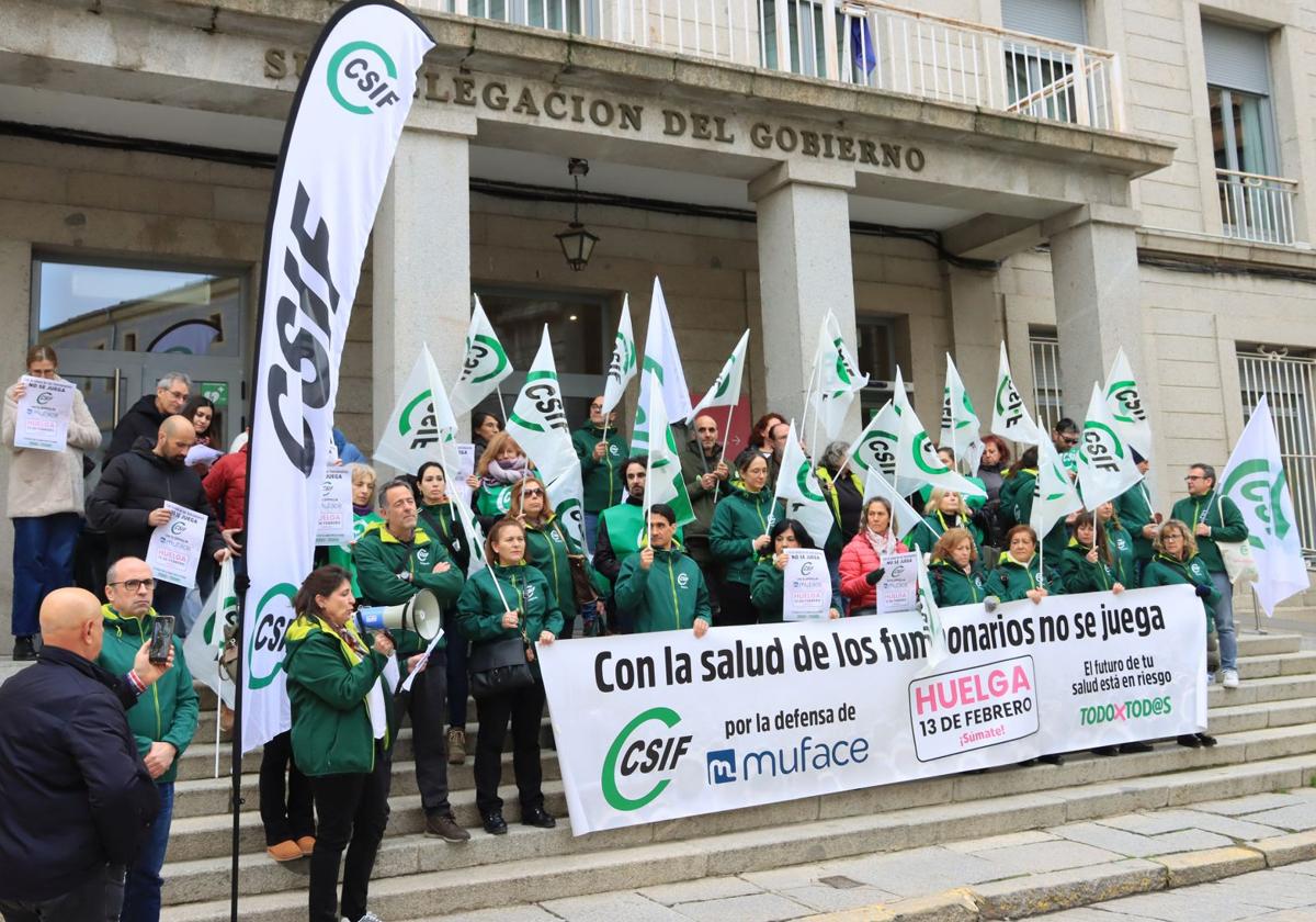 Funcionarios durante la protesta convocada por CSIF.