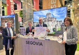 El presidente de la Diputación, Miguel Ángel de Vicente (centro), junto a otros diputados en un evento en Madrid.