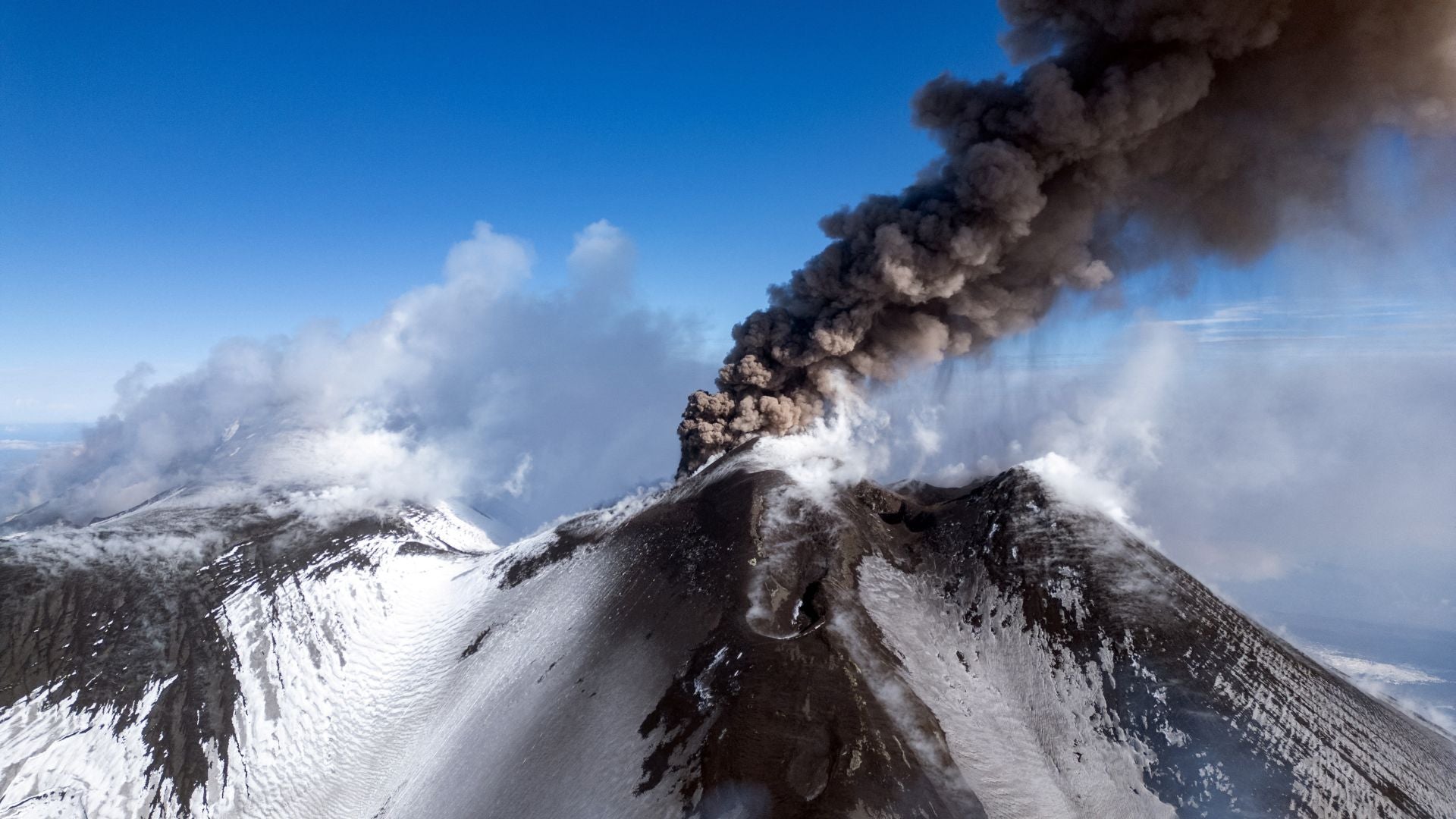 Humo y cenizas saliendo del volcán.