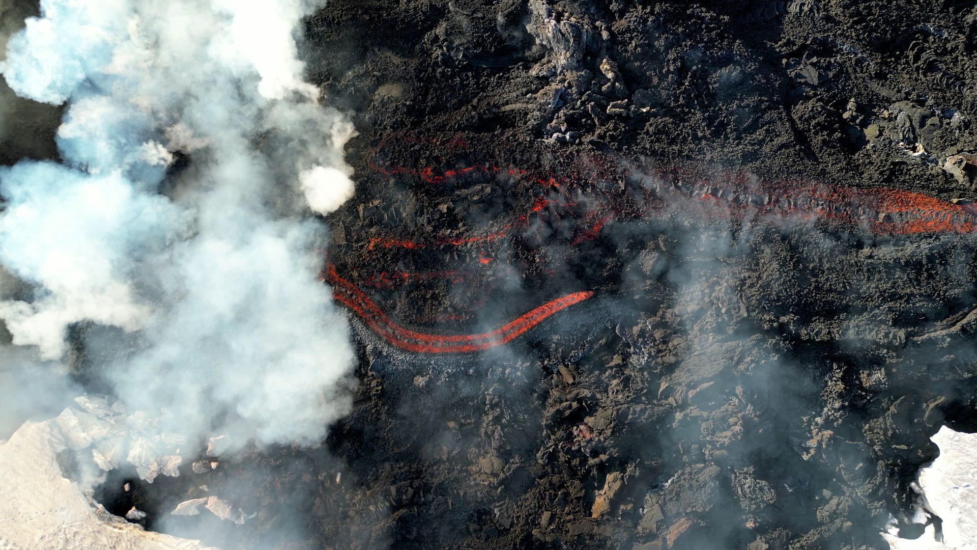 Una lengua de lava por la ladera del volcán