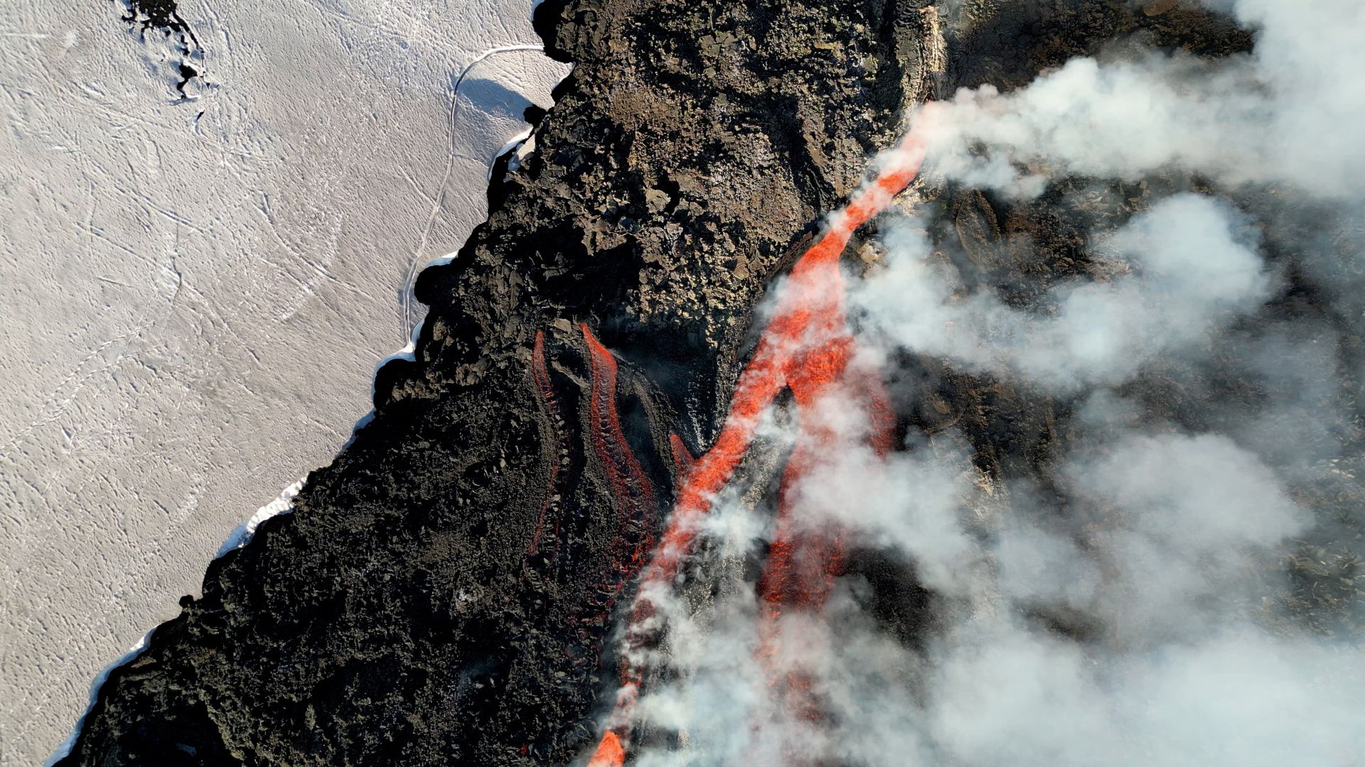 La lava surgiendo de una fractura de la ladera