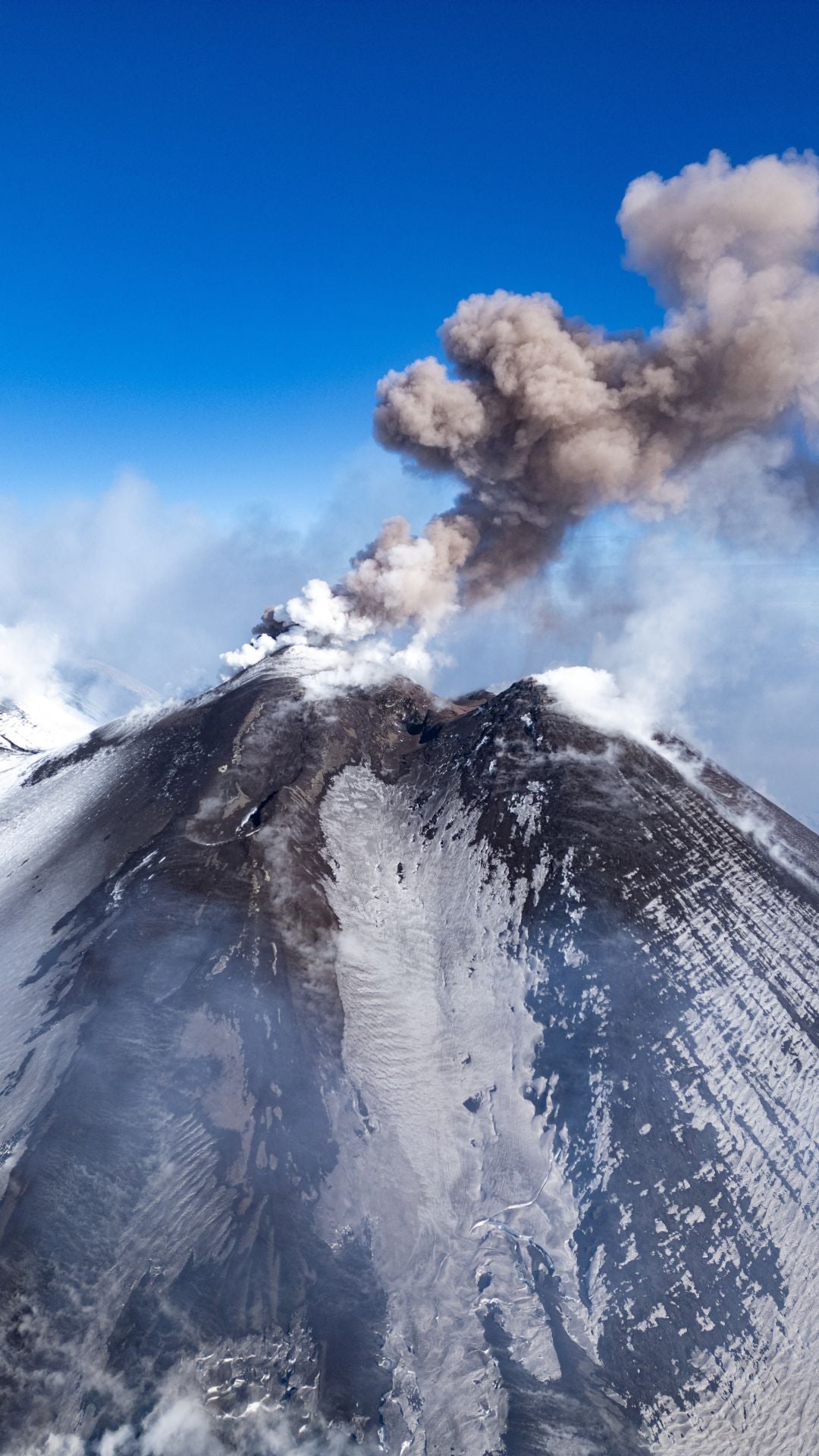 El volcán erupcionando