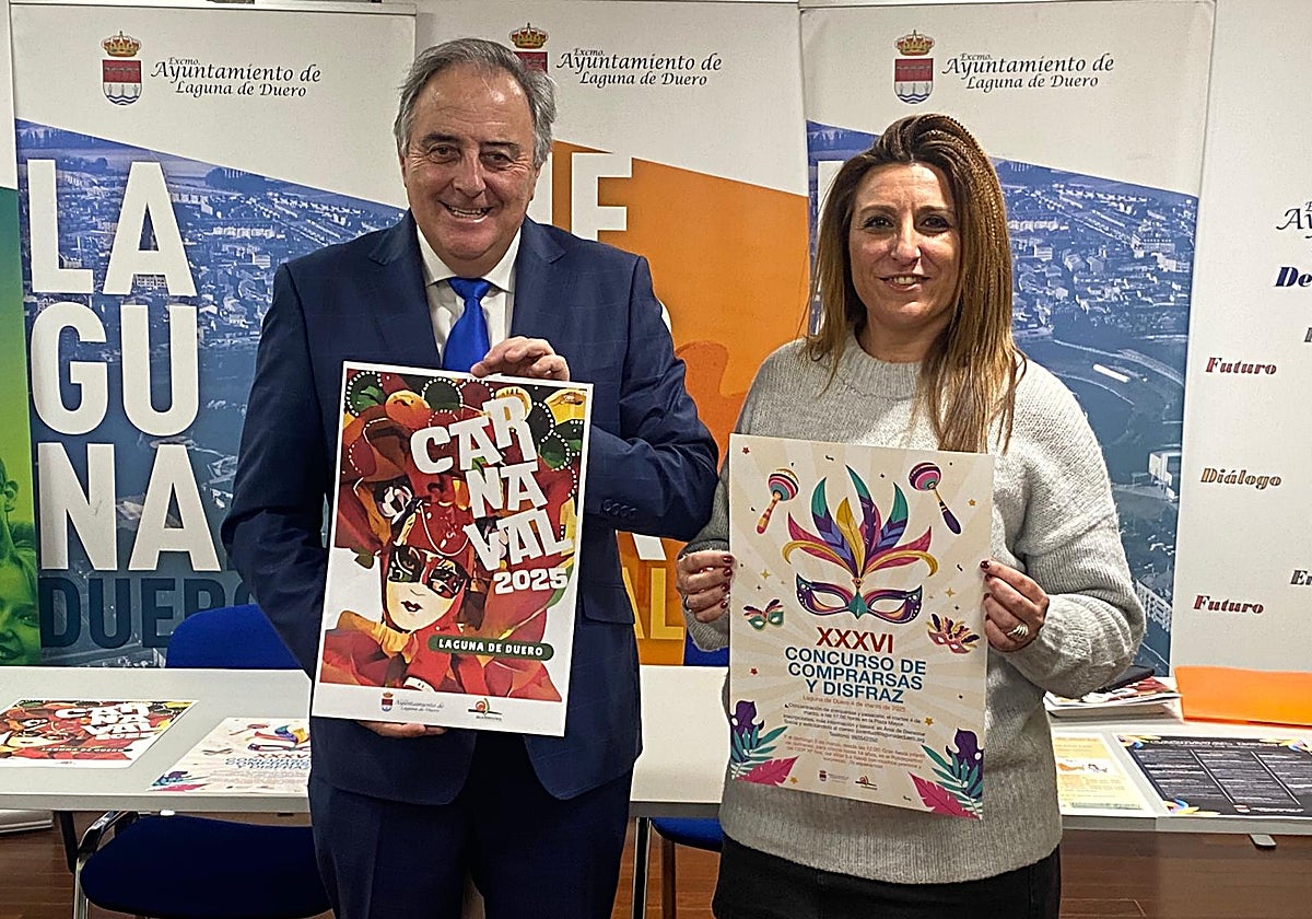 Avelino Álvarez, alcalde de Laguna de Duero, y Estela Crespo, concejala de Festejos, durante la presentación de la programación de Carnavales en el municipio.