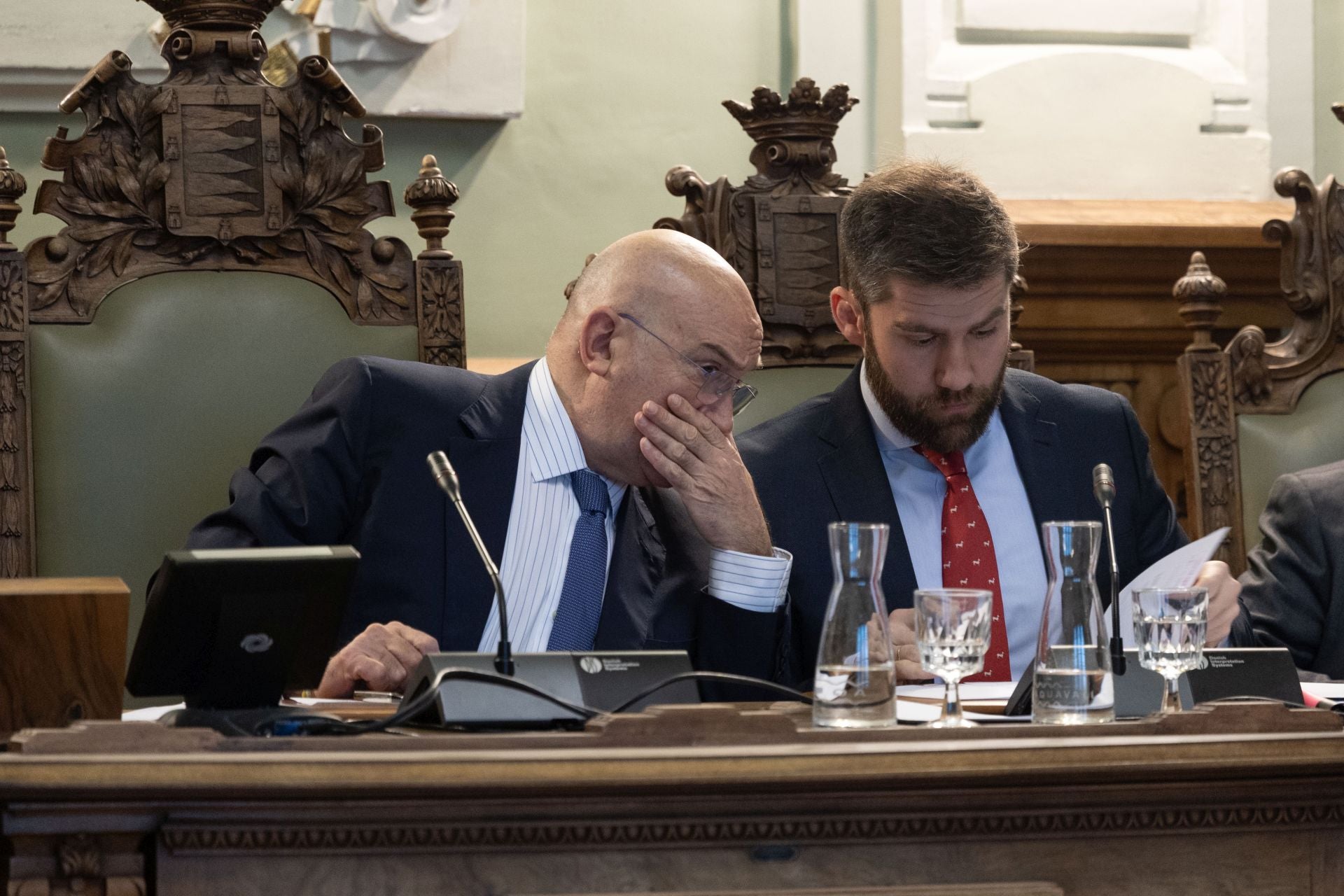 El alcalde de Valladolid, Jesús Julio Carnero, conversa con el concejal de Hacienda, Francisco Blanco, durante el pleno extraordinario.