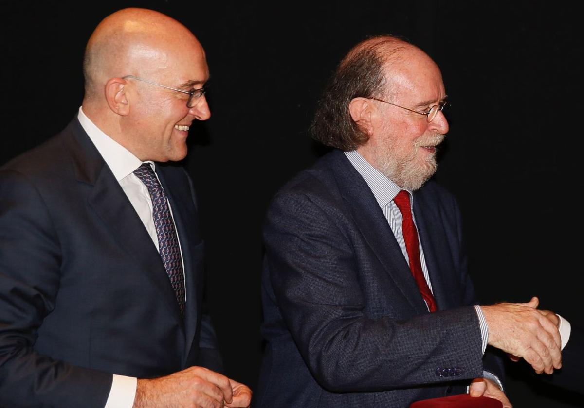 Jesús Julio Carnero (izquierda) junto al etnógrafo Joaquin Diaz en un acto anterior.