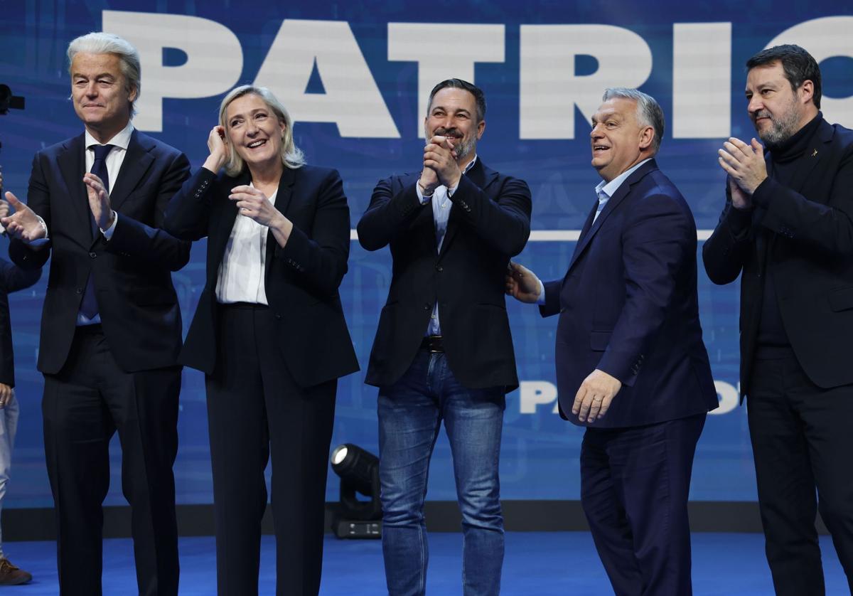 Santiago Abascal (c), clausura la primera cumbre de Patriots en Madrid, en la que han participado el primer ministro de Hungría, Viktor Orban (2d), la francesa Marine Le Pen (2i), el italiano Matteo Salvini (d) y el belga Geert Wilders (i),