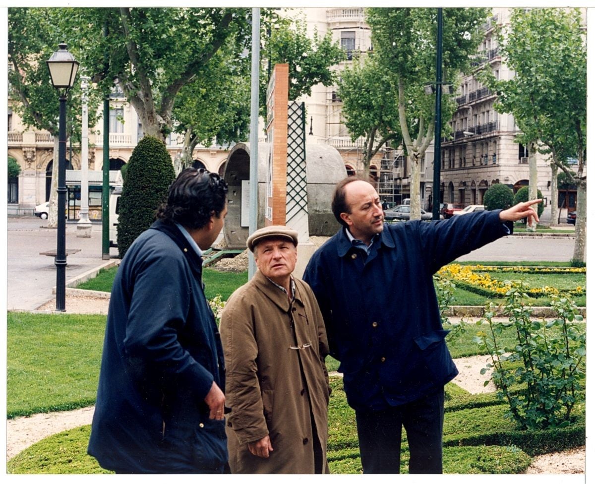 De izquierda a derecha: el concejal de Urbanismo, Alberto Gutiérrez Alberca; el escultor y pintor Antonio López y el secretario de Estado de Cultura, Miguel Ángel Cortés.