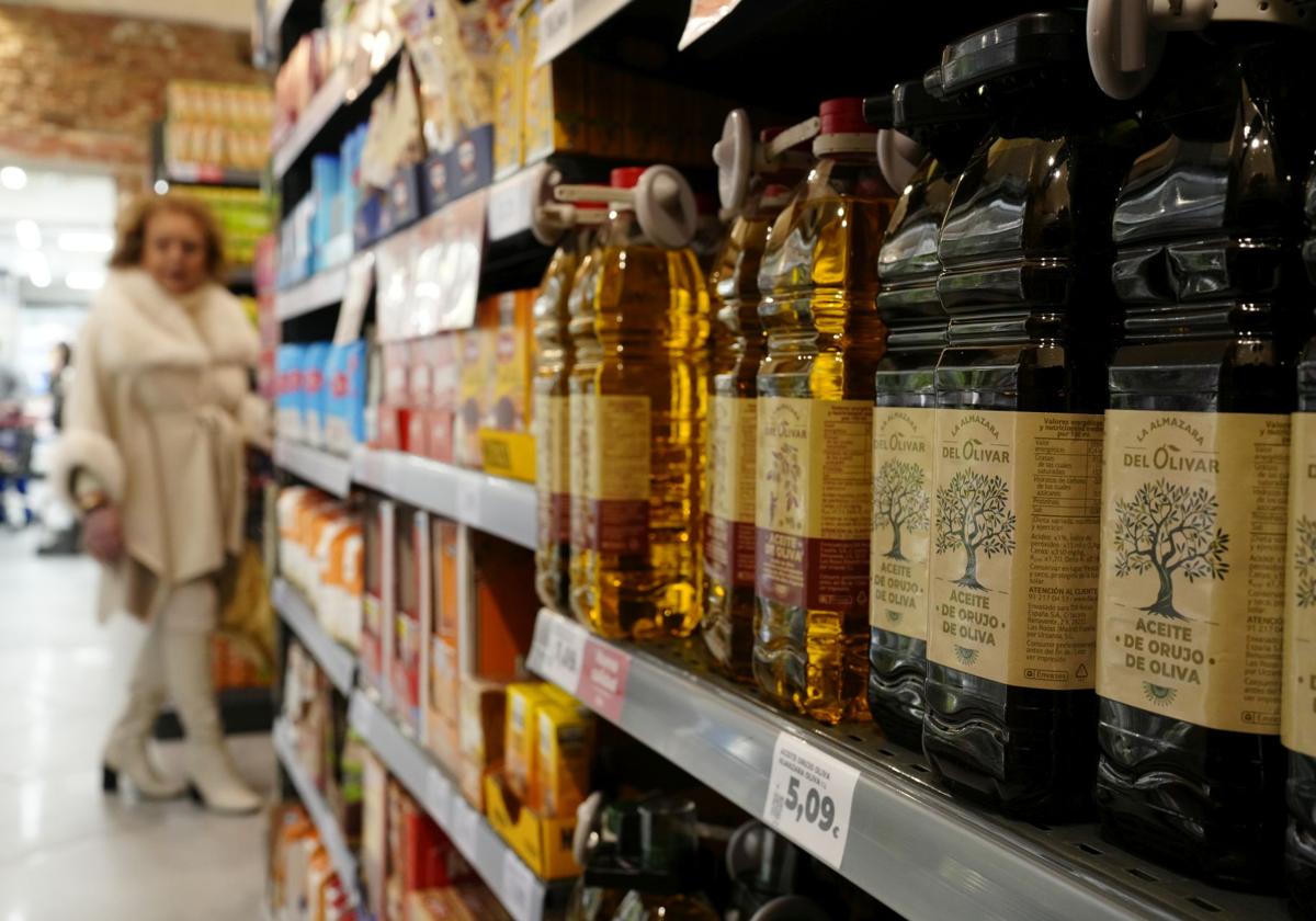 Lineal de aceite en un supermercado.