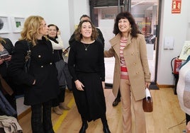 La ministra de Igualdad, Ana Redondo (derecha), este viernes en una visita a una exposición en Valladolid.
