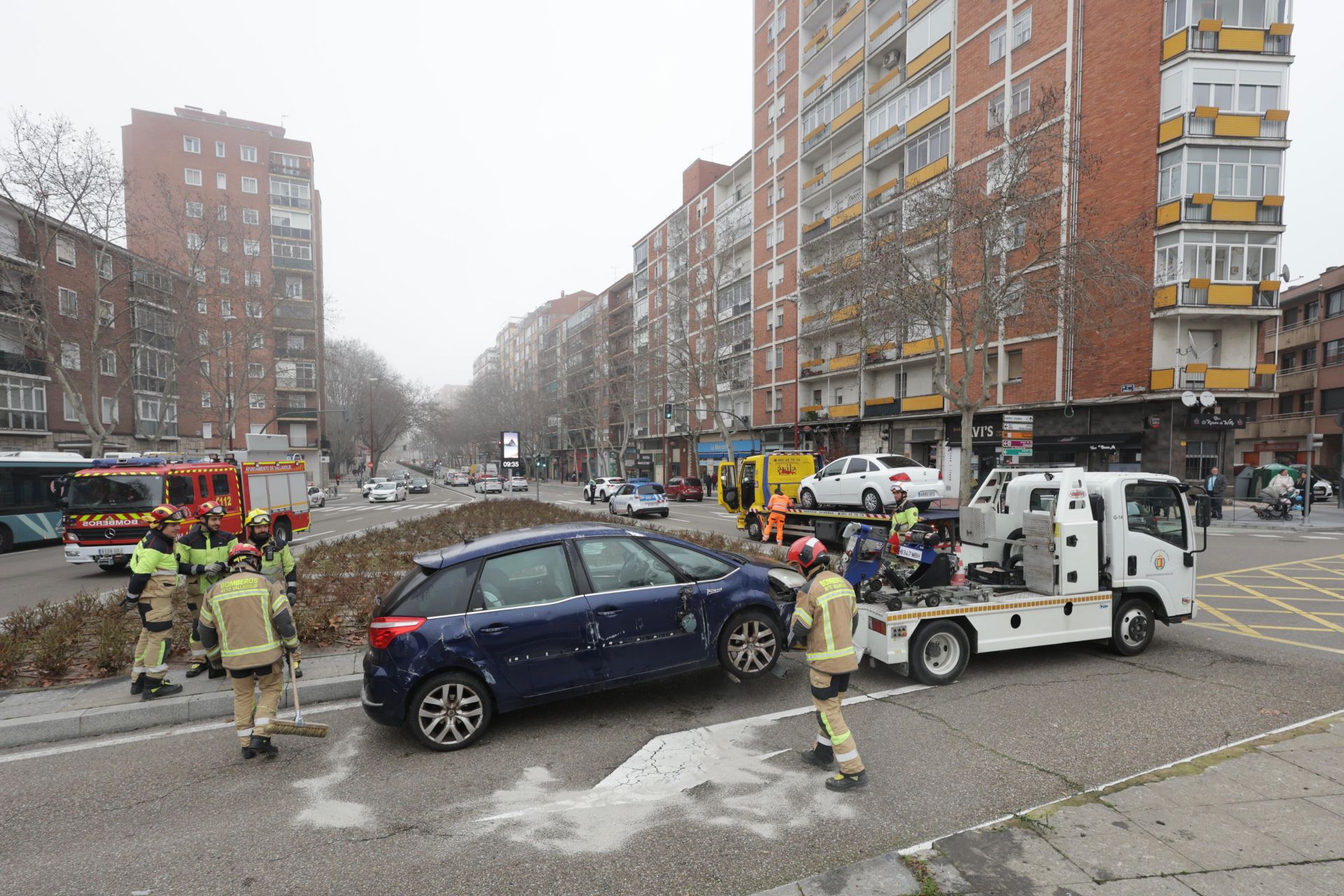 Las fotos del vuelco de un coche en el que viajaban menores en el Paseo de Zorrilla