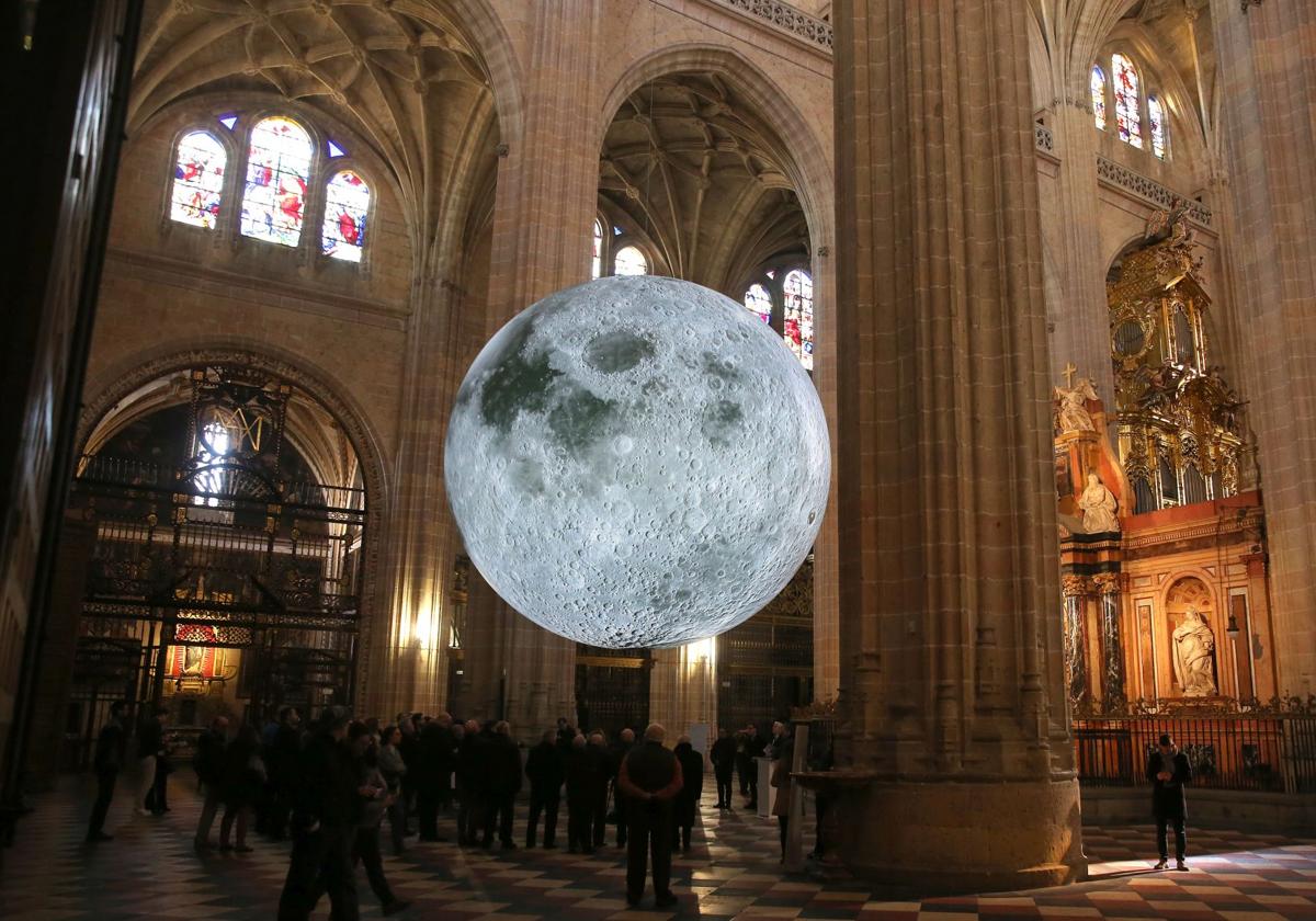 Una enorme luna cuelga ya en el trascoro de la Catedral de Segovia.