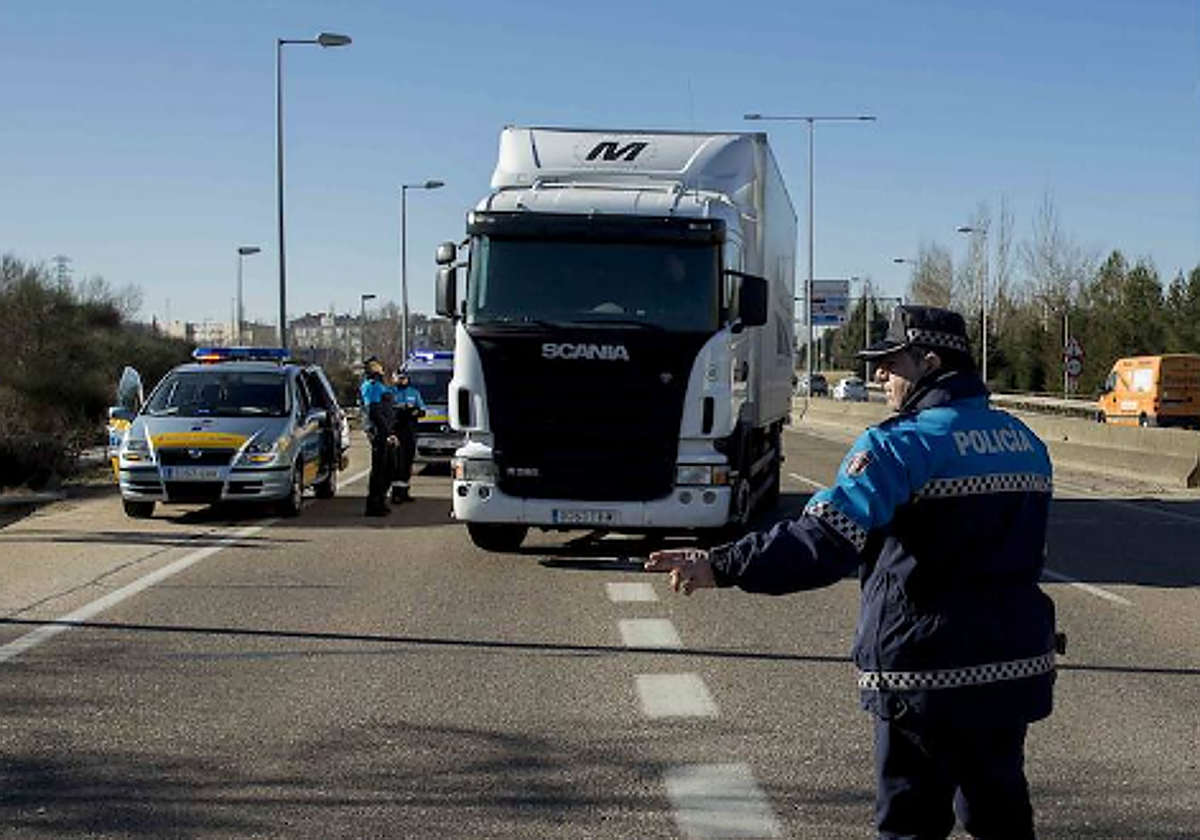 Imagen de archivo de un control de la Policía Municipal a camiones en Valladolid.