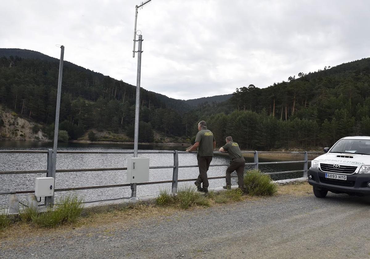 Agentes medioambientales observan el agua embalsada en El Tejo.