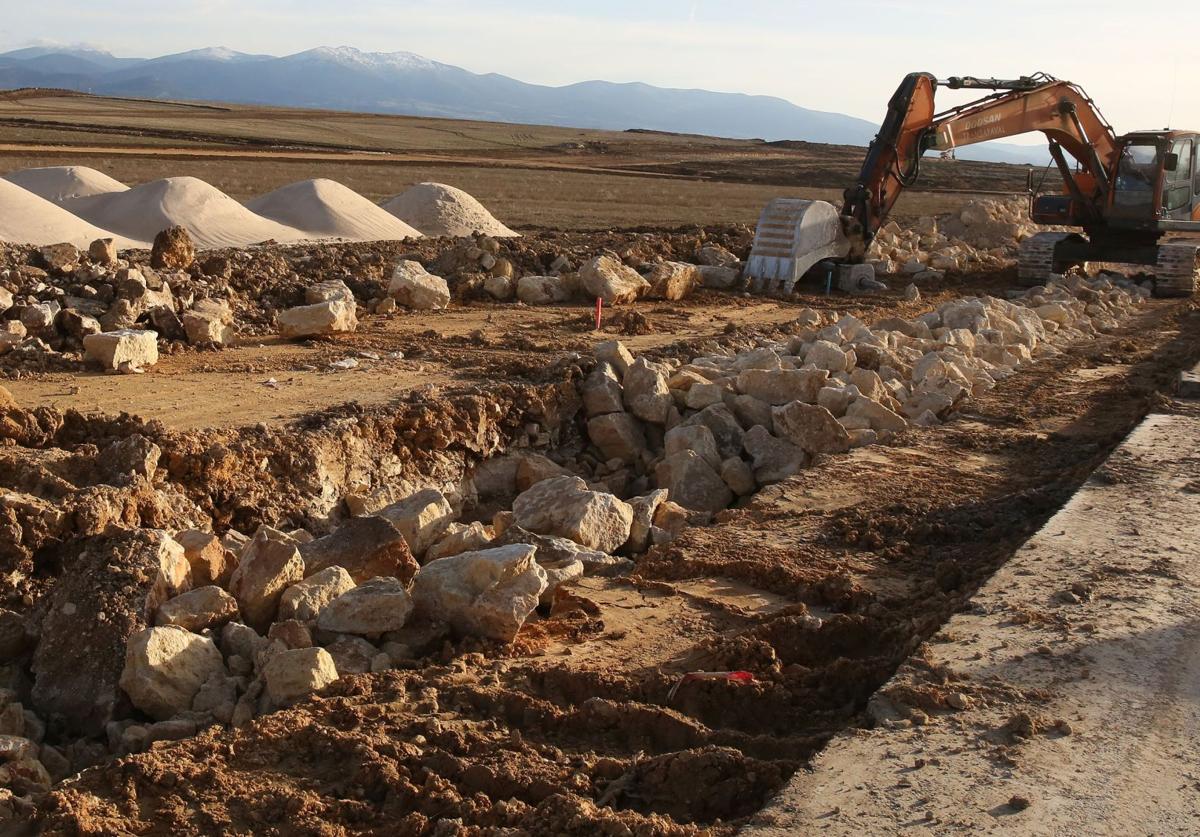 Una excavadora trabaja en la actualidad en la urbanización de la ampliación del polígono de Los Hitales, en Bernuy de Porreros.