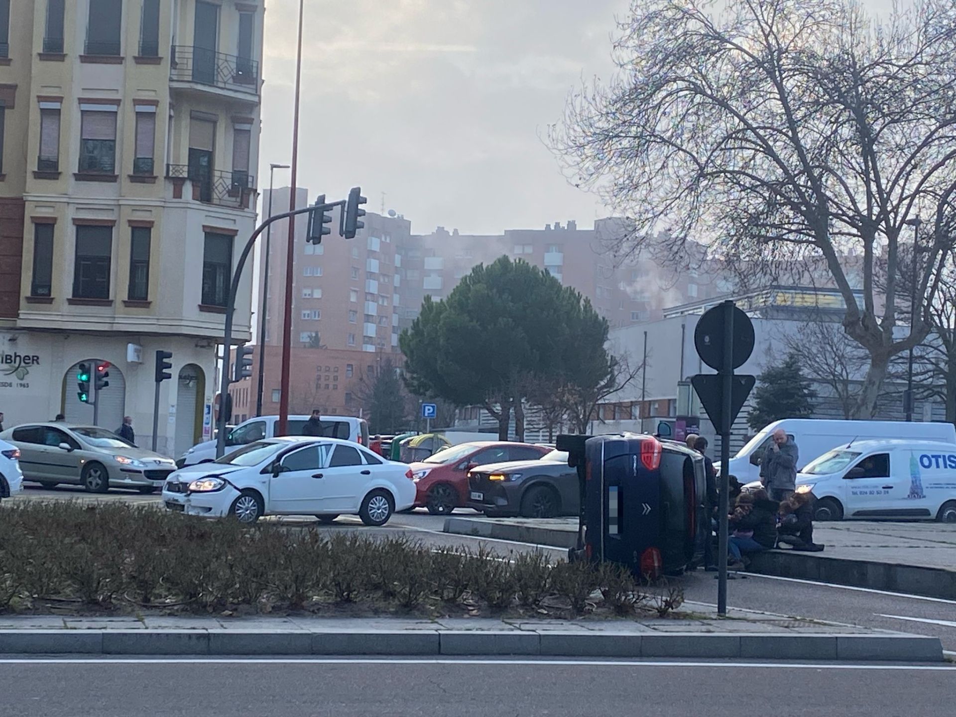 Las fotos del vuelco de un coche en el que viajaban menores en el Paseo de Zorrilla