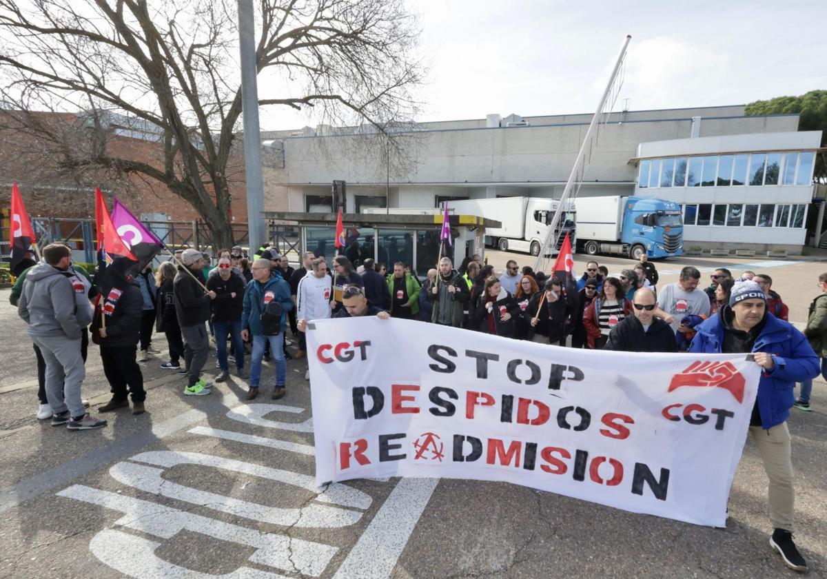 Protesta a las puertas de la factoría de PPG Ibérica en Laguna de Duero, este viernes.