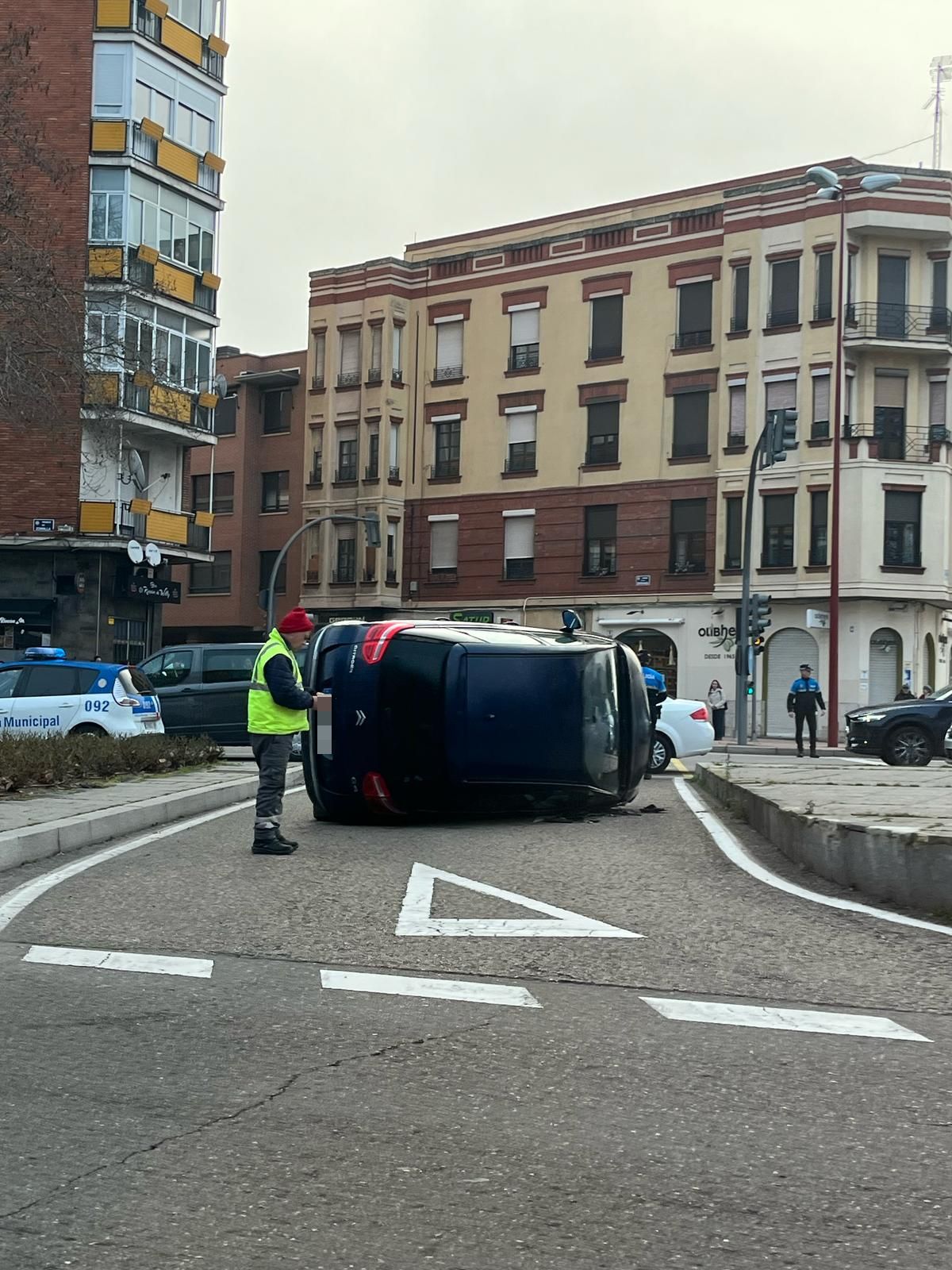 Las fotos del vuelco de un coche en el que viajaban menores en el Paseo de Zorrilla