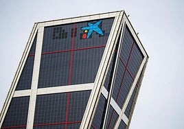 Logotipo de CaixaBank en la torre KIO de Madrid.