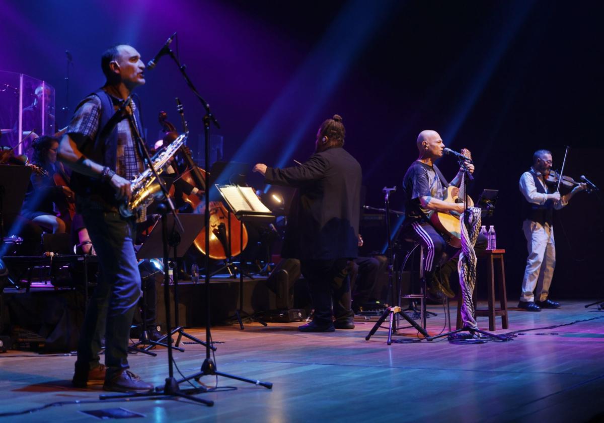 Los Celtas, en su concierto sinfónico en el Miguel Delibes.