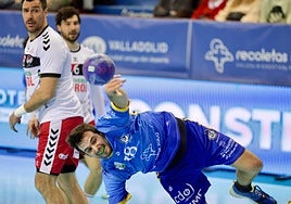 Álvaro Martínez remata de manera acrobática.