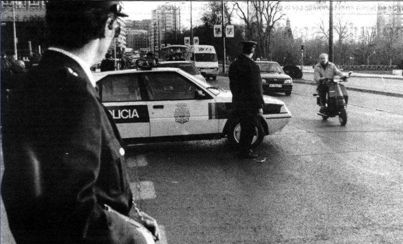 Un amplio dispositivo policial en el paseo de Isabel la Católica busca a unos presos fugados en el año 1991.