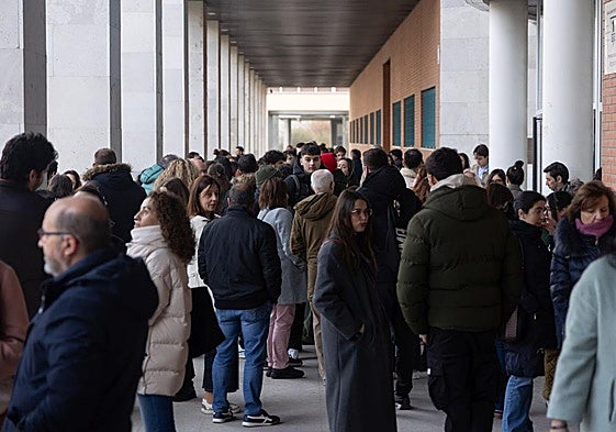 Los opositores a funcionario de la administración local, en la puerta de la facultad de Ingeniería Informática de la Universidad de Valladolid.