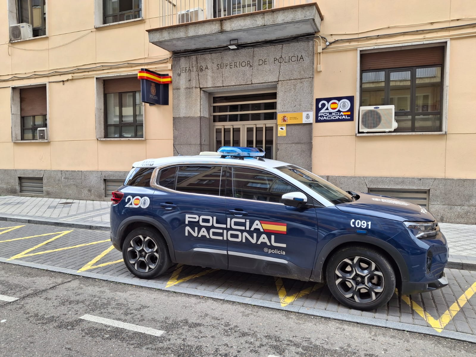 Un coche de la Policía Nacional, frente a la Jefatura Superior de Policía.
