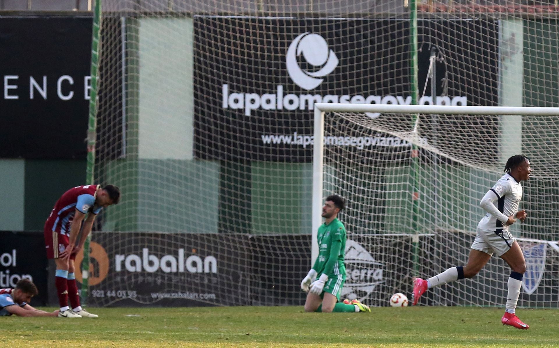 Fotos de la derrota de la Segoviana ante el Osasuna B
