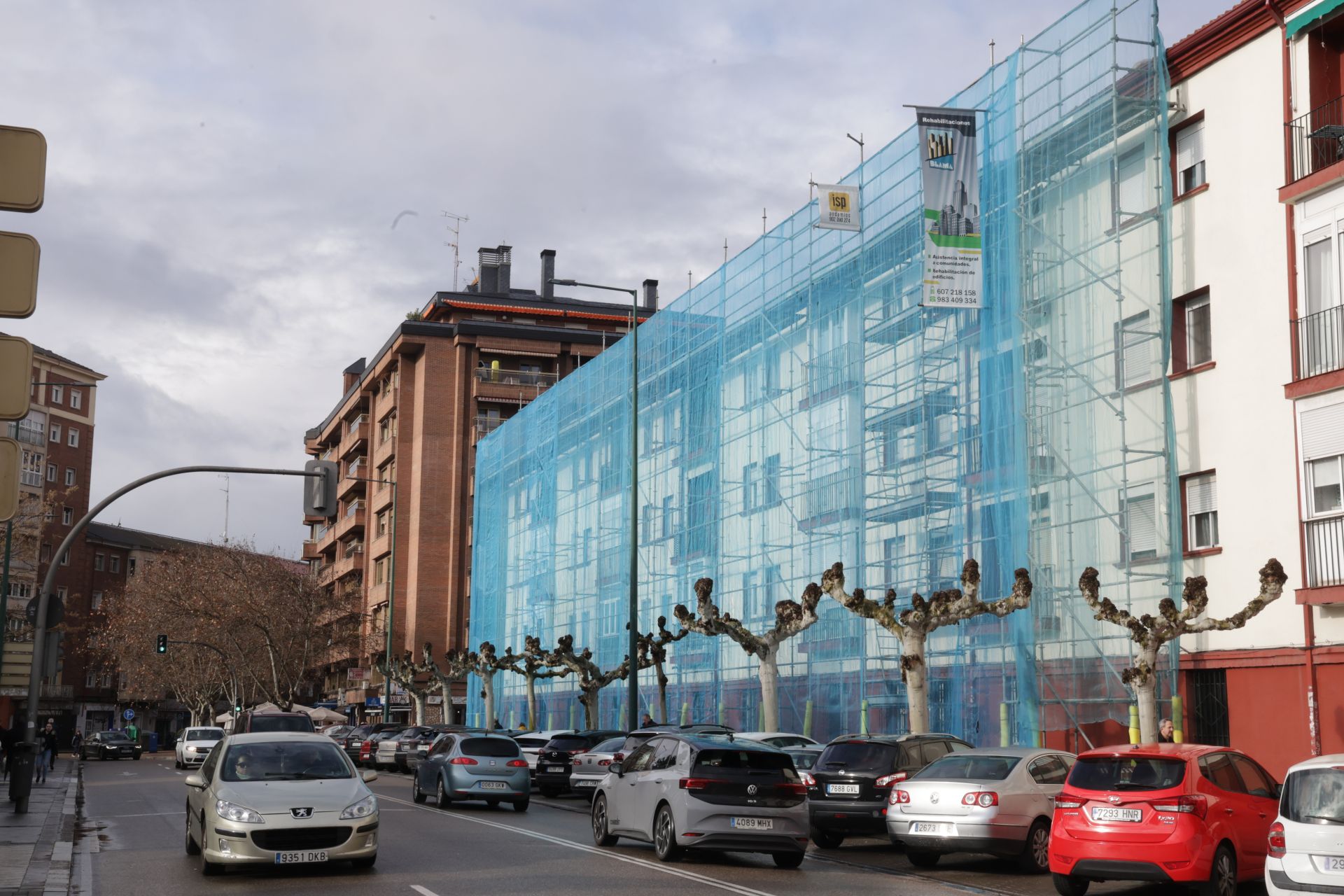 El andamio que ha cubierto el edificio de la calle Recondo desde octubre para las labores de reparación de la superficie.