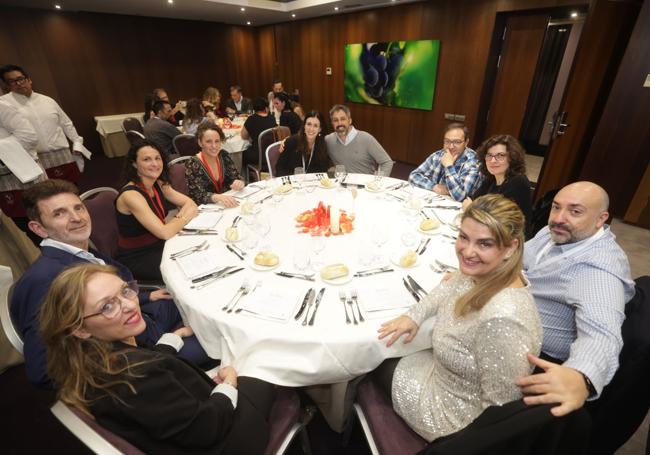 Las parejas participaron en una cena de gala en el Hotel Vincci