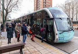 Viajeros de la línea 1 cogen el autobús frente a El Corte Inglés.